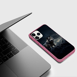 Чехол iPhone 11 Pro матовый Волк в горах, цвет: 3D-малиновый — фото 2