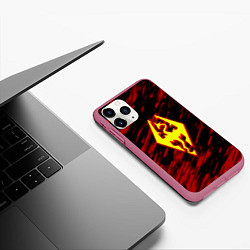 Чехол iPhone 11 Pro матовый The Elder Scrolls огненные краски, цвет: 3D-малиновый — фото 2