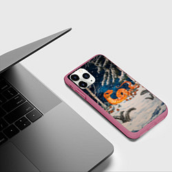 Чехол iPhone 11 Pro матовый Оранжевая змея в лесу, цвет: 3D-малиновый — фото 2