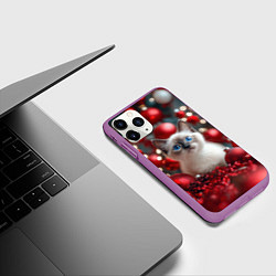 Чехол iPhone 11 Pro матовый Новогодняя пушистая сиамская кошка, цвет: 3D-фиолетовый — фото 2