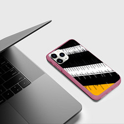 Чехол iPhone 11 Pro матовый Диагональные чёрно-белые полосы на жёлтом фоне, цвет: 3D-малиновый — фото 2