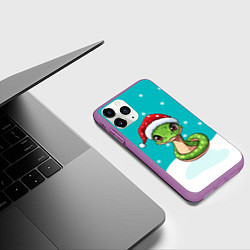 Чехол iPhone 11 Pro матовый Змейка в новогодней шапочке, цвет: 3D-фиолетовый — фото 2
