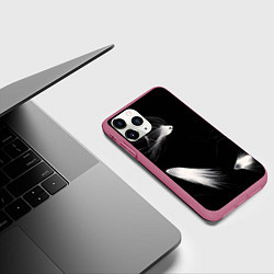 Чехол iPhone 11 Pro матовый Белые рыбки на черном фоне - нейросеть, цвет: 3D-малиновый — фото 2