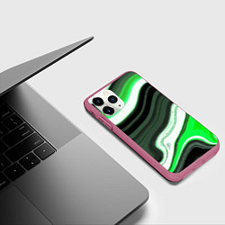 Чехол iPhone 11 Pro матовый Волнистые горизонтальные чёрно-зелёные полосы на б, цвет: 3D-малиновый — фото 2