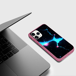 Чехол iPhone 11 Pro матовый Голубой разлом в черной текстуре, цвет: 3D-малиновый — фото 2