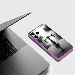 Чехол iPhone 11 Pro матовый Шоссейный велосипед в черном дыму, цвет: 3D-фиолетовый — фото 2