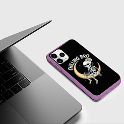 Чехол iPhone 11 Pro матовый Скелет с ромашкой сидит на полумесяце, цвет: 3D-фиолетовый — фото 2