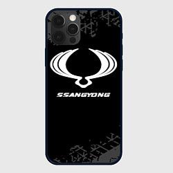 Чехол для iPhone 12 Pro Max SsangYong speed на темном фоне со следами шин, цвет: 3D-черный