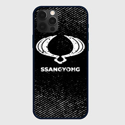 Чехол iPhone 12 Pro SsangYong с потертостями на темном фоне