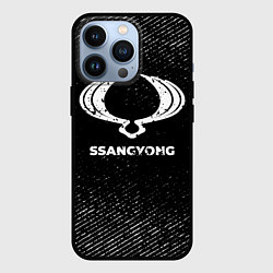 Чехол iPhone 13 Pro SsangYong с потертостями на темном фоне