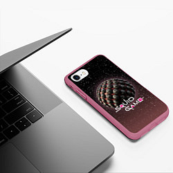 Чехол iPhone 7/8 матовый Игра в кальмара: Планета игр, цвет: 3D-малиновый — фото 2