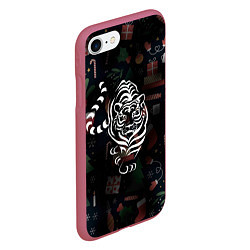 Чехол iPhone 7/8 матовый Новый год 2022 тигр, цвет: 3D-малиновый — фото 2