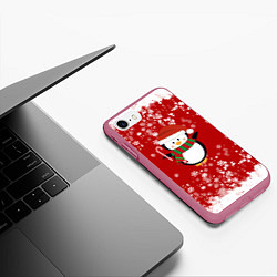 Чехол iPhone 7/8 матовый Пингвин в новогодней шапочке, цвет: 3D-малиновый — фото 2