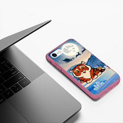 Чехол iPhone 7/8 матовый Новый год 2022 Тигренок, цвет: 3D-малиновый — фото 2