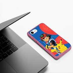 Чехол iPhone 7/8 матовый Эш Кетчум с другом Покемоном, цвет: 3D-малиновый — фото 2