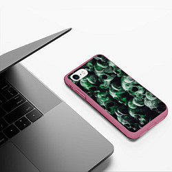 Чехол iPhone 7/8 матовый Множество черепов во тьме - Зелёный, цвет: 3D-малиновый — фото 2