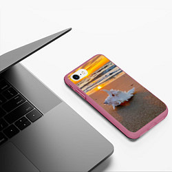 Чехол iPhone 7/8 матовый Ракушка на песочном берегу тихого океана, цвет: 3D-малиновый — фото 2
