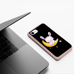 Чехол iPhone 7/8 матовый Крольчонок сидит на месяце на чёрном фоне, цвет: 3D-светло-розовый — фото 2