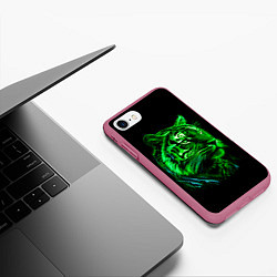 Чехол iPhone 7/8 матовый Нейросеть: неоновый зелёный тигр, цвет: 3D-малиновый — фото 2