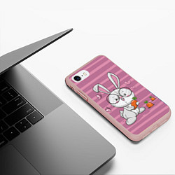 Чехол iPhone 7/8 матовый Зайка в очках с морковкой, цвет: 3D-светло-розовый — фото 2