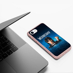 Чехол iPhone 7/8 матовый Уэнсдэй синий фон, цвет: 3D-светло-розовый — фото 2