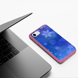 Чехол iPhone 7/8 матовый Декоративные снежинки на фиолетовом, цвет: 3D-малиновый — фото 2