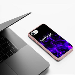 Чехол iPhone 7/8 матовый Ведьмак неоновый огонь текстура, цвет: 3D-светло-розовый — фото 2