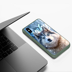 Чехол iPhone XS Max матовый Хаски с голубыми глазами в зимнем лесу, цвет: 3D-темно-зеленый — фото 2