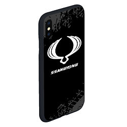 Чехол iPhone XS Max матовый SsangYong speed на темном фоне со следами шин, цвет: 3D-черный — фото 2