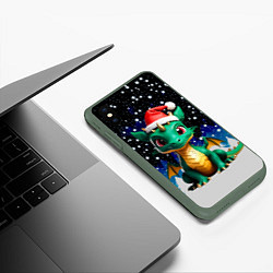 Чехол iPhone XS Max матовый Малыш дракончик в колпаке, цвет: 3D-темно-зеленый — фото 2