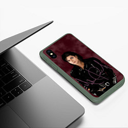 Чехол iPhone XS Max матовый Michael Jackson на бордовом фоне, цвет: 3D-темно-зеленый — фото 2