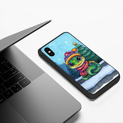 Чехол iPhone XS Max матовый Маленькая зеленая новогодняя змея 2025, цвет: 3D-черный — фото 2