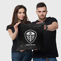 Подушка квадратная Leeds United с потертостями на темном фоне, цвет: 3D-принт — фото 2