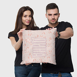 Подушка квадратная Дина по-вертикали с розовым фоном, цвет: 3D-принт — фото 2