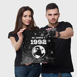 Подушка квадратная На Земле с 1992: краска на темном, цвет: 3D-принт — фото 2