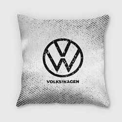 Подушка квадратная Volkswagen с потертостями на светлом фоне