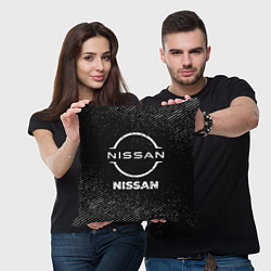 Подушка квадратная Nissan с потертостями на темном фоне, цвет: 3D-принт — фото 2