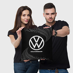 Подушка квадратная Volkswagen speed на темном фоне со следами шин, цвет: 3D-принт — фото 2