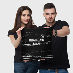 Подушка квадратная Chainsaw Man glitch на темном фоне: символ сверху, цвет: 3D-принт — фото 2