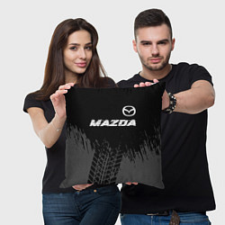 Подушка квадратная Mazda speed на темном фоне со следами шин: символ, цвет: 3D-принт — фото 2
