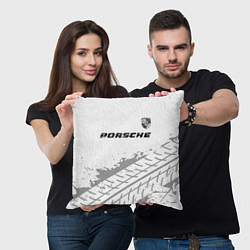 Подушка квадратная Porsche speed на светлом фоне со следами шин посер, цвет: 3D-принт — фото 2