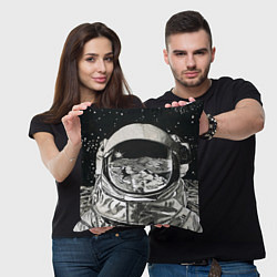 Подушка квадратная Космонавт в черно-белом мире, цвет: 3D-принт — фото 2