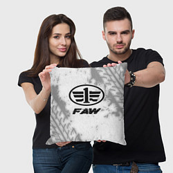 Подушка квадратная FAW speed на светлом фоне со следами шин, цвет: 3D-принт — фото 2