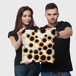 Подушка квадратная Чёрно-жёлтые шестиугольники на белом фоне, цвет: 3D-принт — фото 2