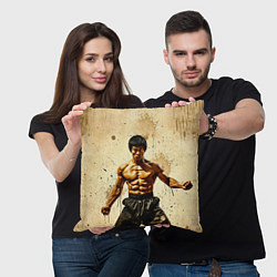 Подушка квадратная Брюс Ли на бежевом, цвет: 3D-принт — фото 2