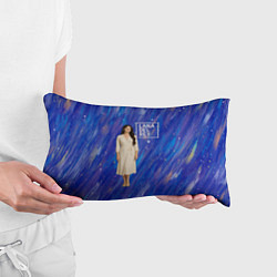 Подушка-антистресс Lana Del Rey в белом классическом платье на синем, цвет: 3D-принт — фото 2