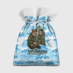 Подарочный мешок XXXTentacion сидит рядом с зеркалом