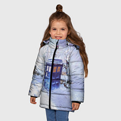 Куртка зимняя для девочки ТАРДИС В СНЕГУ, цвет: 3D-черный — фото 2