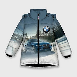 Куртка зимняя для девочки Крутая бэха мчится по лесной дороге, цвет: 3D-черный