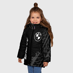 Куртка зимняя для девочки BMW speed на темном фоне со следами шин: надпись,, цвет: 3D-черный — фото 2